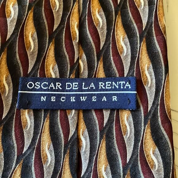 Designer Silk Tie by Oscar de la Renta Timeless Style & Texture - Picture 4 of 7